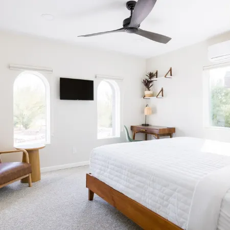 Mtn views, pool, hot tub, fire pit / 2 King suites / game room / modern & luxe