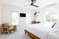 Mtn views, pool, hot tub, fire pit / 2 King suites / game room / modern & luxe