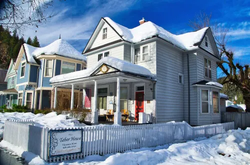 Tabor House All Season Vacation Rental LLC/Perfect for Families, Pets Welcome Hotels in Wallace