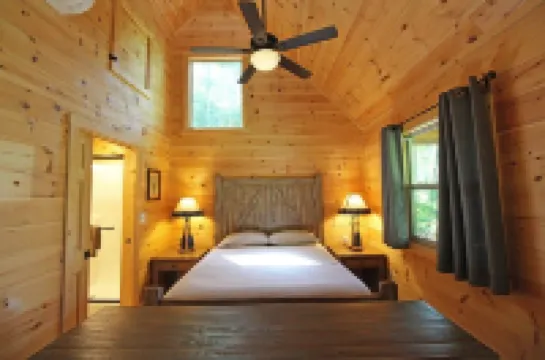 Great small cabin with hot tub