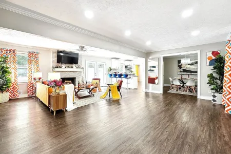 Vibrant & Cozy Home-Sleeps 12-King Bed-Fenced Yard Отели рядом с достопримечательностью «My Secret Garden»