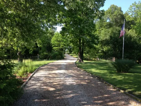 Secluded Farm near Bennett Springs State Park, 66 Robin Ln Tunas, MO 65764