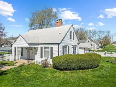 Entire house in Speedway! Pool~Big Yard~King Beds Hotel dekat Indianapolis Motor Speedway