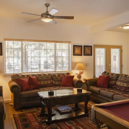 5 Star Comfort & Fun for everyone, 15 min to ski & lake. H.Tub, P.Tbl, LG yard