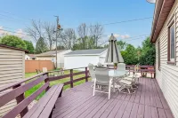 Cozy Home Steps from Lambeau Field: Charming Retreat in the Heart of Green Bay