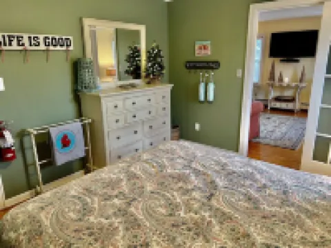 TOP NOTCH NESTING @ ♥️ of DOWNTOWN w SEASONAL WATERFRONT POOL & HOT TUB ACCESS❣️