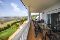 VILLA WITH LAKE VIEWS, PRIVATE POOL & PARKING 30 MIN FROM THE BEACH
