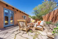 Dream LOCATION - GORGEOUS Adobe - Walk to Everything - Fireplace - King + Queen