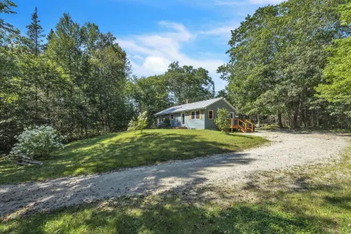 Comfortable 3 bedroom home between Ellsworth and Blue Hill