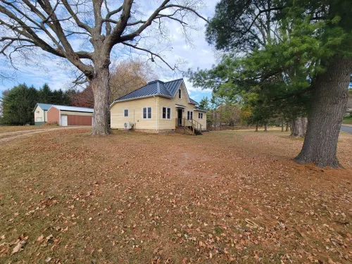 Hillsboro Driftless Guesthouse is cozy and ready for you!