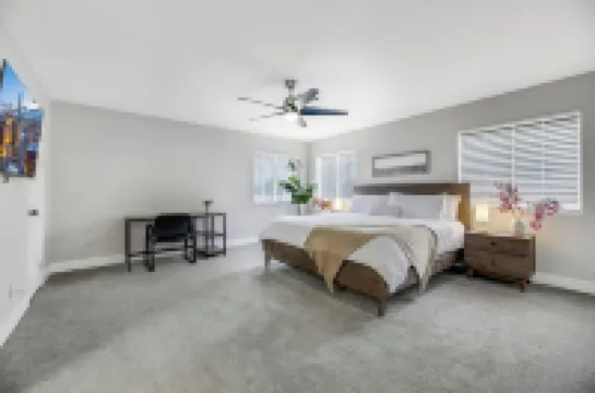 Modern, spacious, comfy! Minutes to Red Rock, Golf, Tivoli Village and the Strip Hotel a Summerlin-Northwest Las Vegas