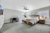 Modern, spacious, comfy! Minutes to Red Rock, Golf, Tivoli Village and the Strip Hotels near Rampart Commons