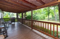 Smoky Mountain Riverfront Lodge: 4 Bedrm on the Tuckaseegee River in Sylva NC