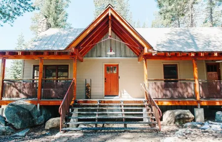 Scandinavian Style 3-bedroom cabin in delightful Soda Springs with WiFi