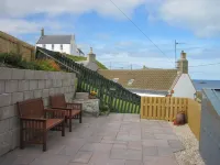 Findochty Holiday Cottage - Cosy cottage with Private Garden and Sea View Hotels in Buckie