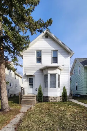 Large spacious room 5 minutes walk to historic downtown Manistee