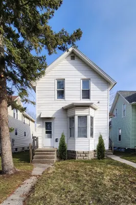 Large spacious room 5 minutes walk to historic downtown Manistee