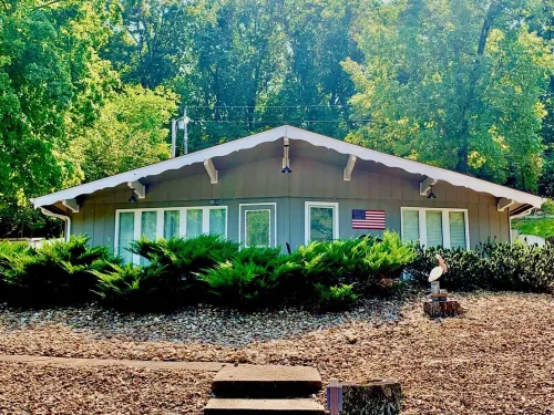 3 bedroom waterfront home Large dock and great swim area 4 KAYAKS + PADDLEBOAT