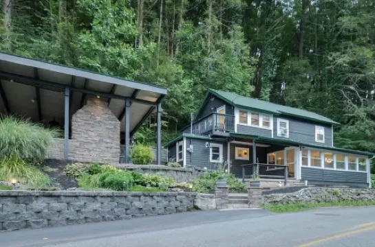 PENN STATE Country Creek Cottage w/ Hot Tub - ON Spring Creek and 7 miles to PSU