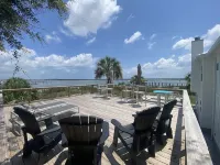 Waterfront Retreat, Pool & Rooftop Deck - 2 Bed Cottage, Kitchen, Great Location