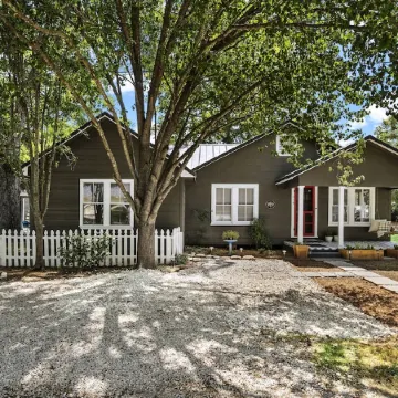 1930s Home, King bed, sleeps 8, Gameroom, walk to Main St