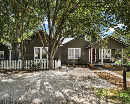 1930s Home, King bed, sleeps 8, Gameroom, walk to Main St 湯博爾酒店