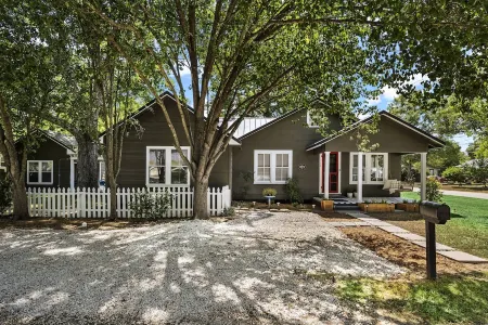 1930s Home, King bed, sleeps 8, Gameroom, walk to Main St