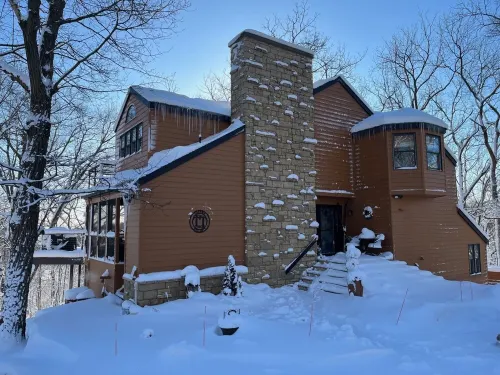 Secluded Treehouse w/Great Views, Jacuzzi Tub, Near Hwy 20 & Territory Amenities