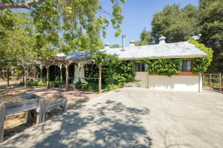 True Wine Country Living: 2Br Converted Milkbarn on Family Vineyard Отели рядом с Аэропорт Чарльз М. Шульц