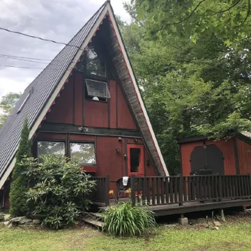 Alpine Chalet with outdoor Jacuzzi 1 mile from ski lifts