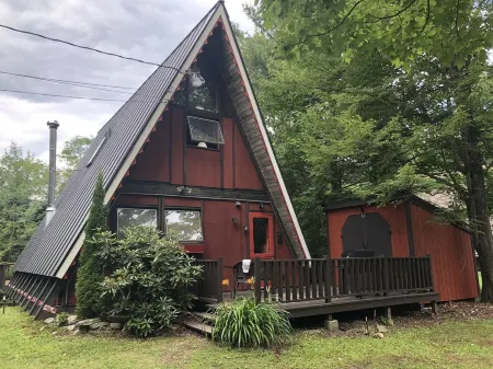 Alpine Chalet with outdoor Jacuzzi 1 mile from ski lifts