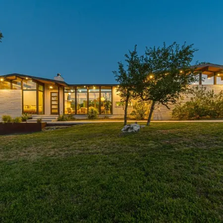MidMod Luxury Retreat- Heated Pool and Spa, Game Room, Fire Pit, Sleeps 12