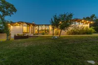 MidMod Luxury Retreat- Heated Pool and Spa, Game Room, Fire Pit, Sleeps 12