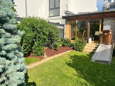 Barrier-free vacation home with garden near Cologne Отели в г. Хюрт