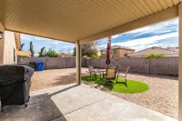 Family-Friendly Luxury ~ 1-Level Remodel, King Suite, BBQ Pergola & Golf Nearby