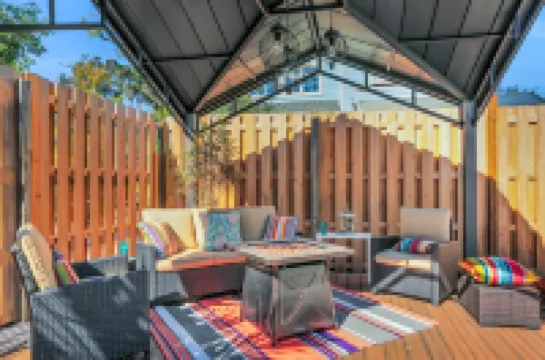 2b/2ba, HotTub, Walk To Shops, Dining! Beach Close! Wkly/Mo Discounts! Boat Opt!