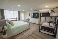 Totally Remodeled Cozy Apartment.  2.5 miles to Delaware Turf! Отели в г. 