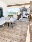 Sunny Family Friendly House 1500 sqft ~ Oversized Covered Deck ~ .5 m to Beach