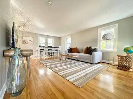 Beautiful 3BR Home with Office in Town of Brunswick with King beds