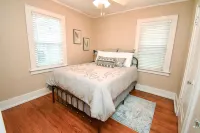 Peoria Heights Petite Charmer- A Block From it All!! Hotels in Peoria Heights