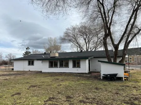 HUGE house across st from GC railway- hot tub Отели в г. Уильямс