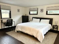 Hot Tub & Cloud Ceiling House Hotels in Montville