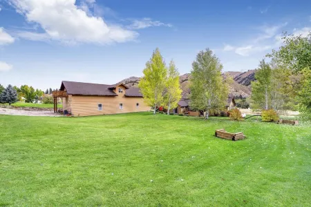 Luxury cabin, Sleeps 14, HOT TUB