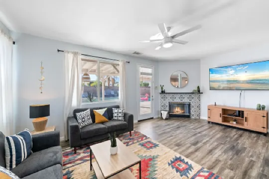 Boho Bungalow - 30ft pool & minutes from festivals