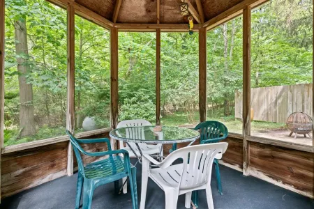 The Pink Lady of The Lake: A charming Glenn cabin!