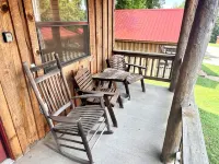 Cabin in town, walking distance to the courthouse square.