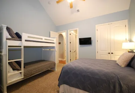 Penthouse Condo - AMAZING Views - Indian Point - Sleeps 6-8