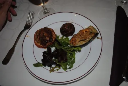 Detached 2-bedroom apartment in charming building, swimming pool and terrace Отели в г. Синь