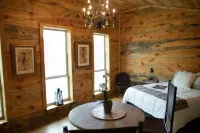 2 Bedroom Cabin w/Hot Tub surrounded by Big Thicket National Preserve.  Private! 哈丁縣住宿飯店