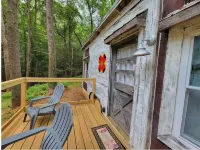 Chipmunk Chalet Tinyhome, nestled in the Chattahoochee National Forest w/hot tub
